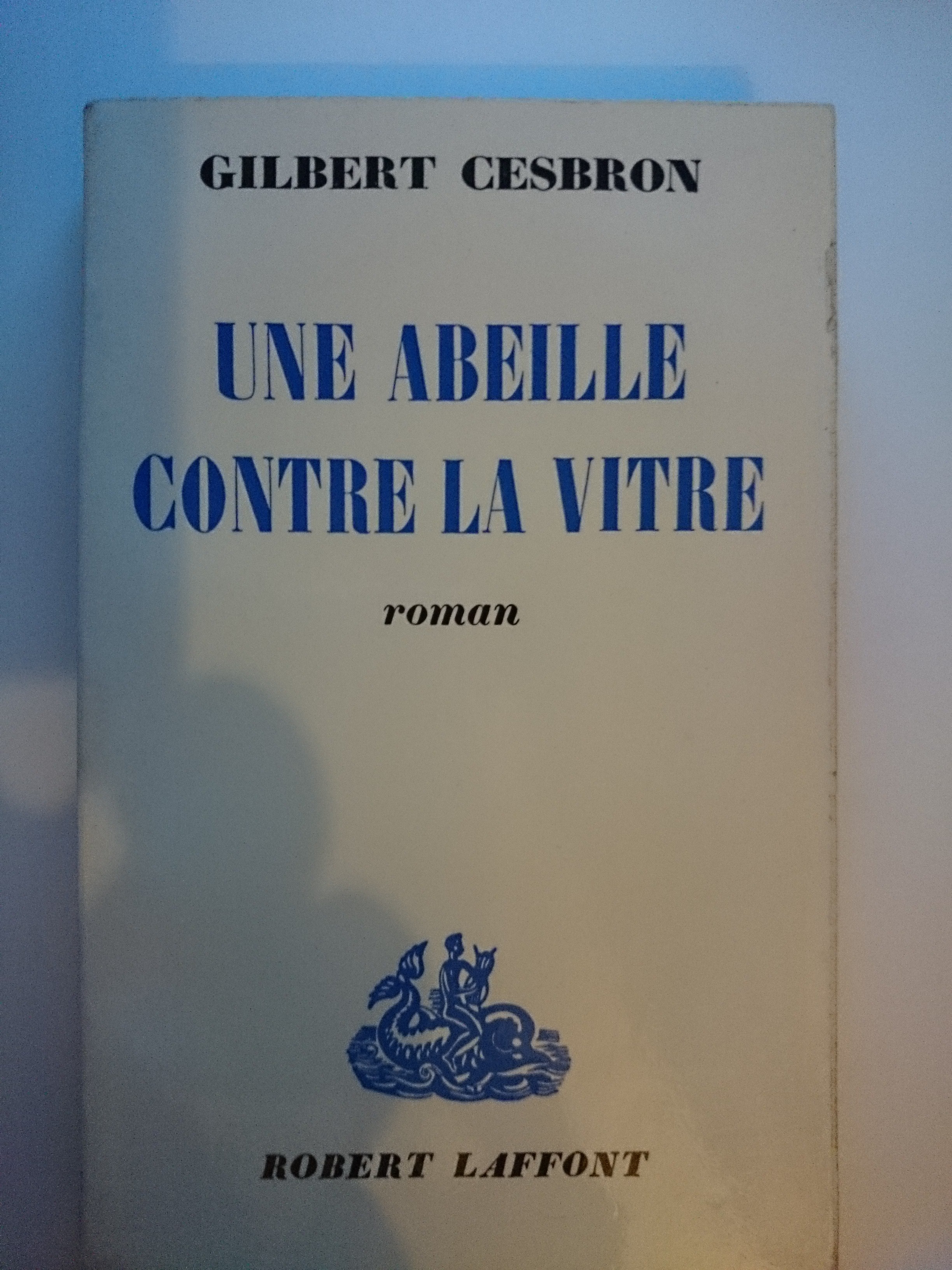livre une abeille contre la vitre